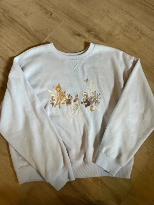 Sweatshirt  - Tjocktröja med bambitryck, använd fåtal gånger.