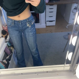 Low waist jeans - Så snygga jeans som är för stora i midjan på mig (har dragit åt dem där bak på första bilden). Skulle behållt dem om jag kunde sy in midjan för dem är verkligen så snygga. Längen är lite för lång för mig som är 158, passar runt 165. Märke: Disel