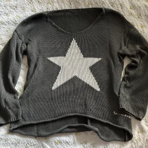 stickad tröja - stickad tröja av tunnt material. Storlek står ej men jag skulle säga medium/. Ganska kort & bred därav oversized typ. 