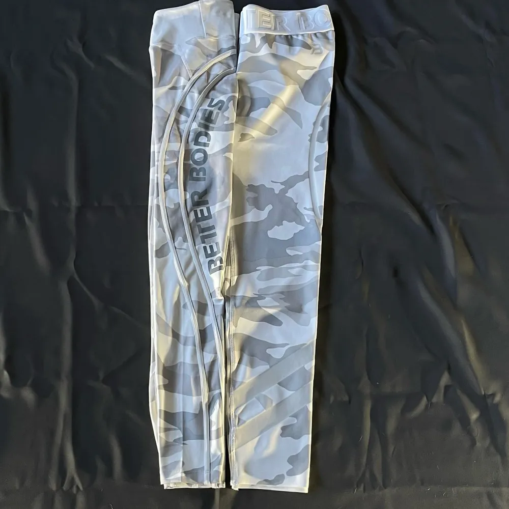 Helt nya, oanvända träningsbyxor✨ Camo high tights White Camo, stl. XS, M & L Chelsea tights White Camo, stl. M Personen på bilden är 160 cm och bär stl. XS  Skriv privat för mer info✨✨. Jeans & Byxor.