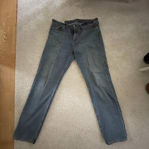 Hjälper min bror att säljer dessa snygga relaxed jeans från hm Fint skick