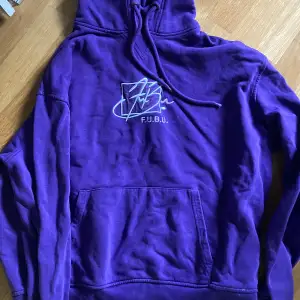 En jätte fin lila hoodie från märket fubu💋🫀aldrig använd