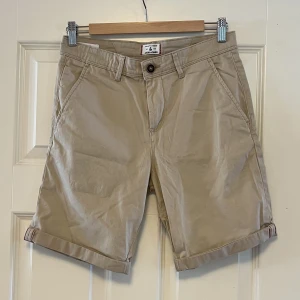 Jack & Jones shorts - Säljer nu mina helt oanvända shorts från Jack&Jones pga felköp. Nypris 399kr.