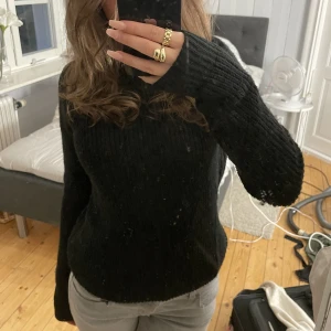 Stickad tröja  - Säljer denna mysiga stickade tröjan som passar perfekt nu till hösten☺️ 