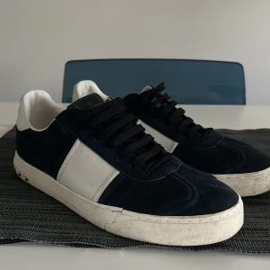 Flycrews - Säljer mina valentinos som är i 8/10 skick, strl 41 som motsvarar ungefär 42 i vanlig strl, kan tar ner priset men söker snabb affär och har även kvitto 