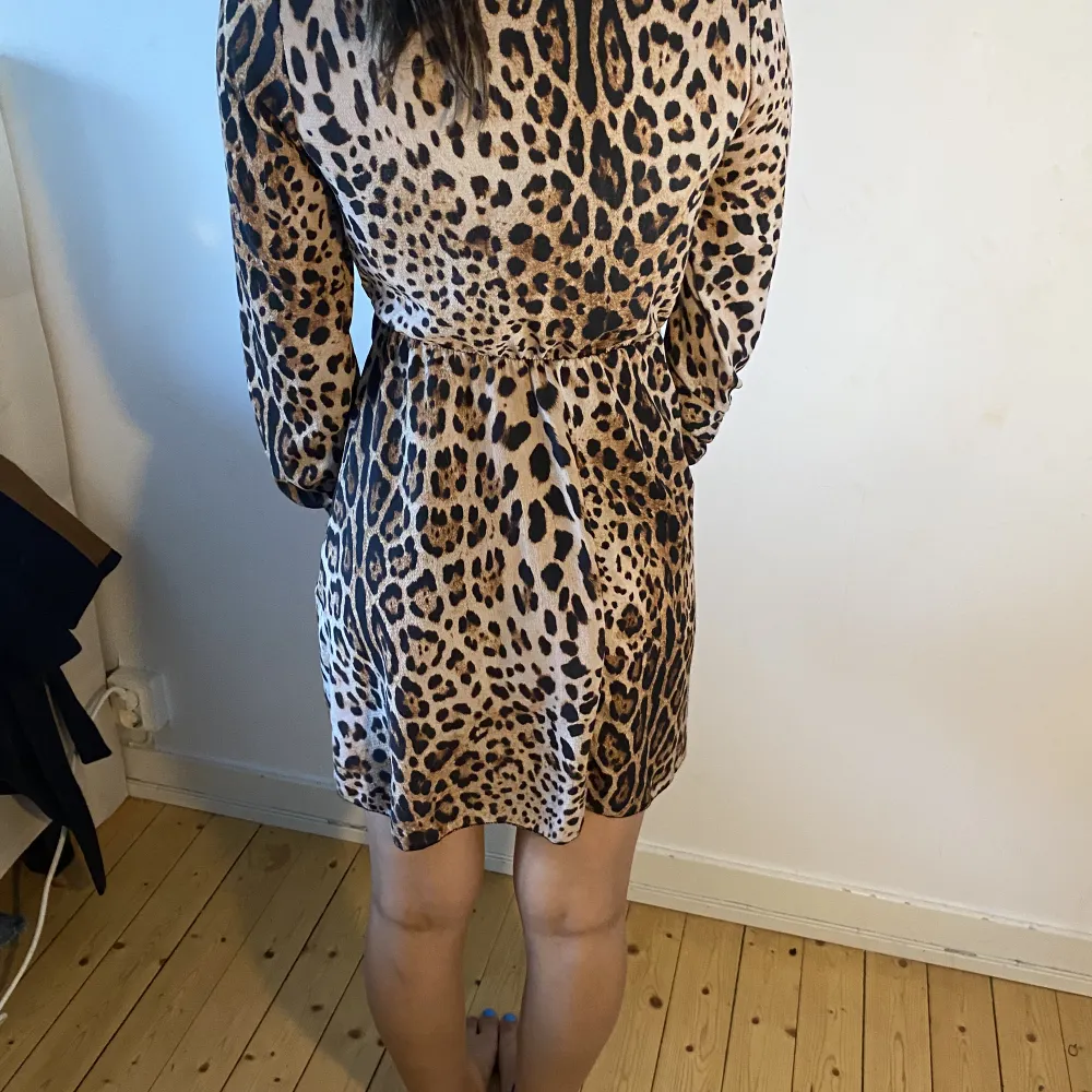 De är en väldigt bekväm och fin leopard klänning.. den Finns inte längre tillgänglig att köpa på sidor men ändå säljer jag den för ganska billigt för att få såld de, skriv gärna för fler frågor☺️. Klänningar.