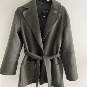 Höstjacka STOCKHLM - Perfekt grön höstjacka/kappa från MQ STOCKHLM, inköpt förra året för 1499, endast använd 2 ggr då den blir lite stor på mig! Ull! Storlek xs men passar S, går till rumpan i längd!