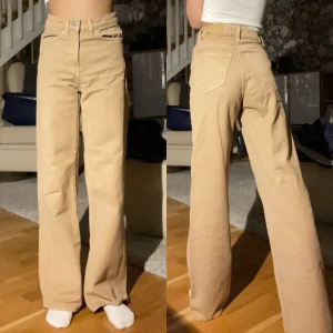 highwaist jeans - beiga jeans i storlek XXS ifrån lager 157. 