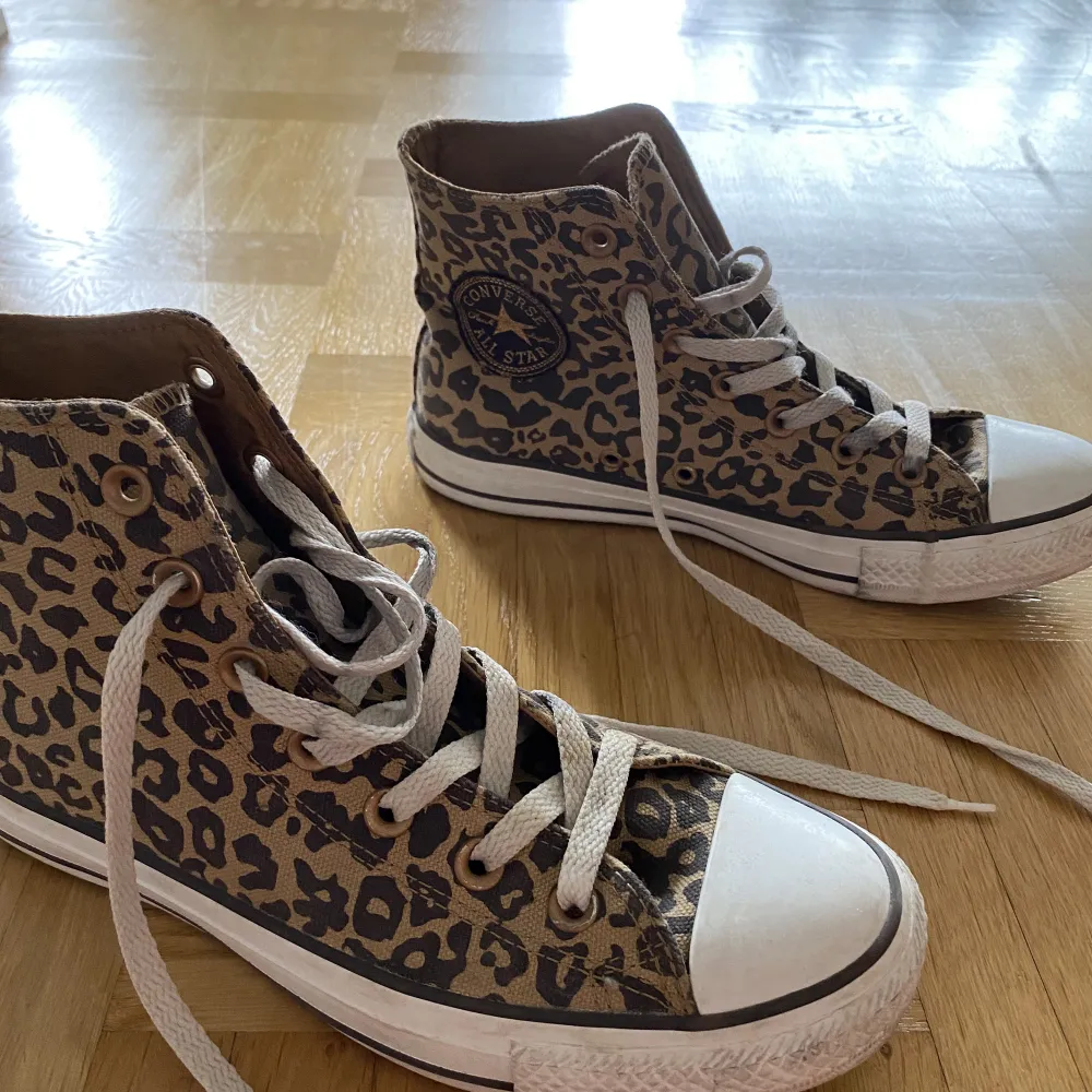 Säljer mina leopardmönstrade Converse som jag köpte för längesen. Säljer då de inte är min stil🐆. Skor.