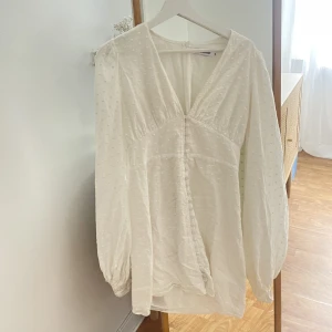 Vit adoore klänning i storlek 38 - Jag säljer min vita Florence Dress från adoore i storlek 38, super fint skick då den endast använts en gång under studenten. Inga fläckar på klänningen. Säljs då den är förliten för mig, priset kan diskuteras vid snabb affär 