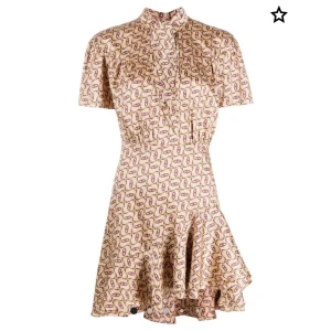 Intressekoll sandro klänning - Intressekoll på min underbara sandroklänning i nyskick. Så sjukt fin, skriv för fler bilder. Köpt för 2600. Tryck inte på köp direkt!!!