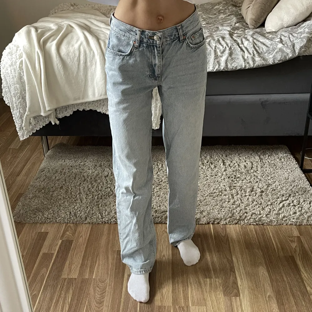 Ljusblåa straightleg low waist jeans från Gina tricot. Mycket bra skick!. Jeans & Byxor.