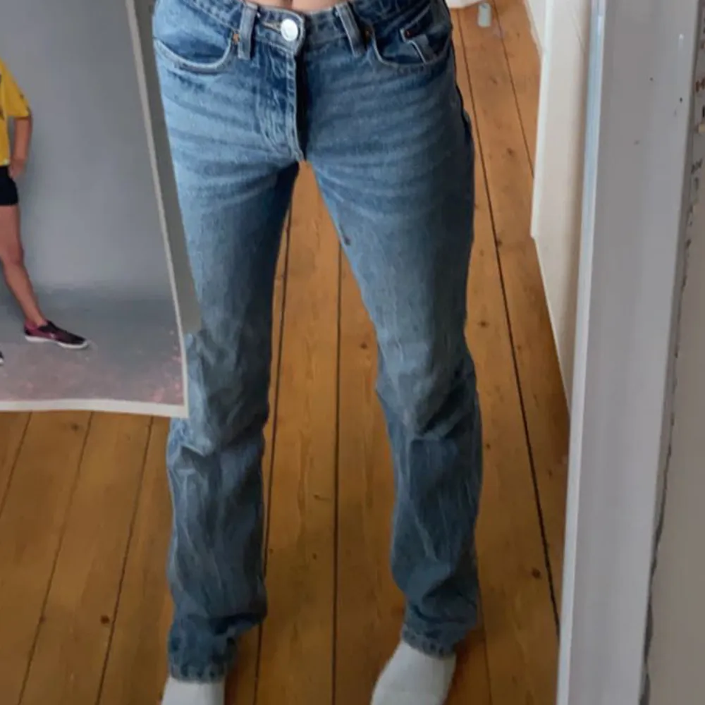 Zara jeans som är mid waist i en mörkblå färg, storlek 32 men Lasse även 34 skulle jag säga !💗. Jeans & Byxor.