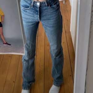 Zara jeans som är mid waist i en mörkblå färg, storlek 32 men Lasse även 34 skulle jag säga !💗