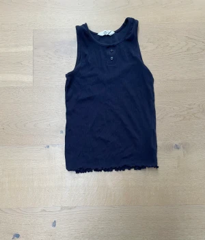 Ett blåt linne  - Ett blått jätteskönt linne som har används fåtal gånger. storlek 122-128 