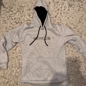 Hoodie  - Vanlig grå hoodie används inte för den passar tyvärr inte varm och skön inga skador jätte bra kvalite samt skick.