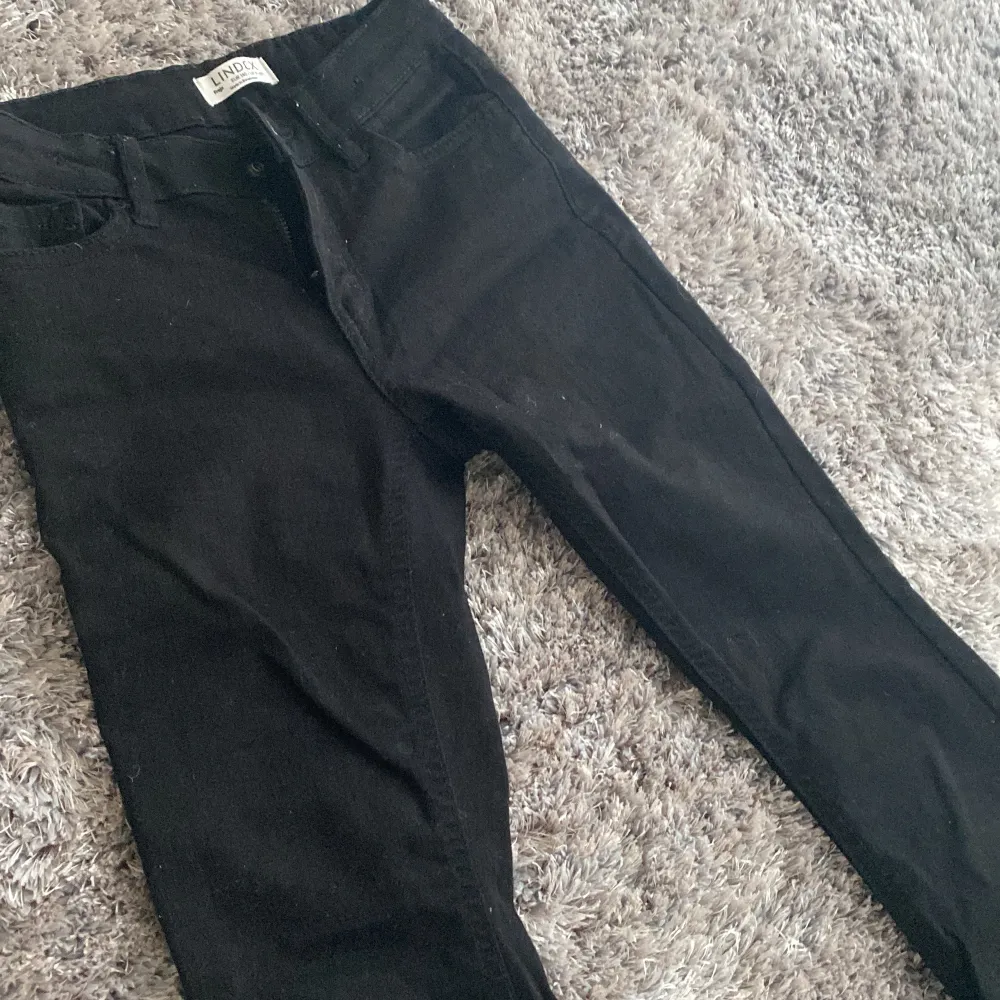 Dessa jeans som är super fina måste jag tyvärr sälja för att de är alldeles för små TRYCK EJ PÅ KÖP NU KNAPPEN. Frakt: 74kr. Jeans & Byxor.