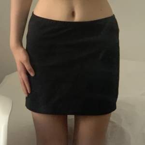 Brandy Melville kjol som är helt slutsåld på hemsidan. Har inte kommit till användning och är som ny. Kan användas som en lågmidjad och högmidjad kjol.  Ord pris: 210 kr  Om du har någon fråga är det bara att kontakta 💓
