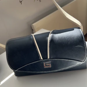 Y2K handväska  - Vintage handväska från sent 90-tal - tidigt 00-tal, väldigt fint skick knappt använd! OBS! Fraktar ej