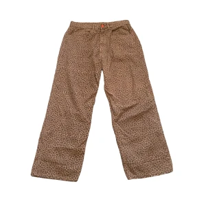 Bewider leopard jeans - Leo jeans från bewider, står strl 31 på lappen men har sytt in så dem passar mig som har 28/29🌟