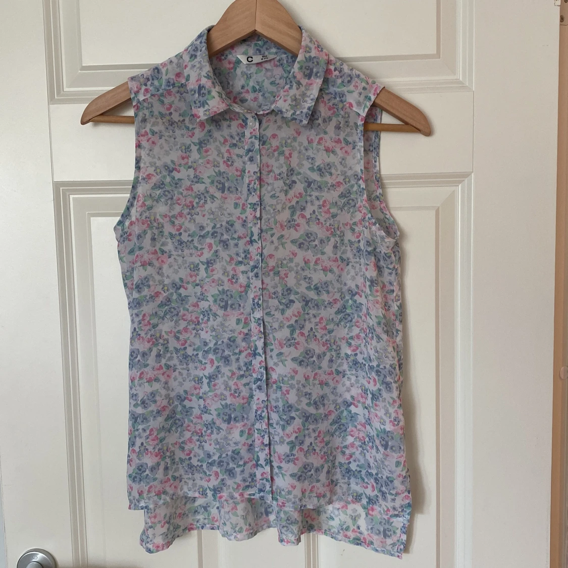 Ärmlös blus i semi-seethrough