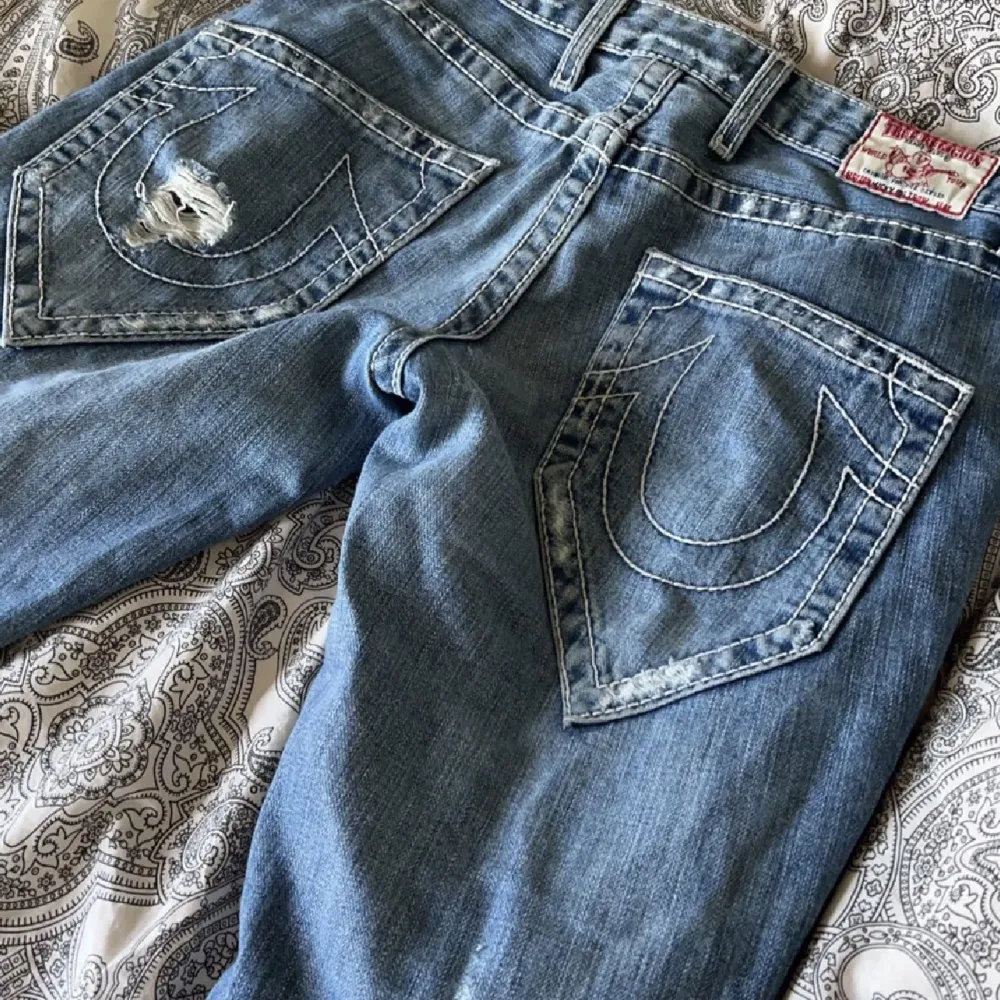 säljer dessa skitsnygga true religion jeans😃bra skick och använt få gånger, säljer pga att de inte passar mig. Köpt för 1600 kr 💞💞💞. Jeans & Byxor.
