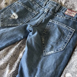 True religion jeans  - säljer dessa skitsnygga true religion jeans😃bra skick och använt få gånger, säljer pga att de inte passar mig. Köpt för 1600 kr 💞💞💞