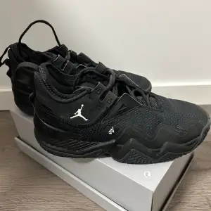 Säljer Jordan Westbrook One Take Black Cat in/out court basket skor. Fortfarande i gott skick o ser helt nya ut. Bekväma och sitter perfekt som stöd vid fotleden. 