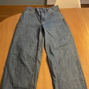 Oanvända jeans från weekday i storlek w:26 L:30