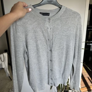 grå finstickad kofta - grå superfin kofta, storlek S. Använd ca 3 gånger så är som ny🌸