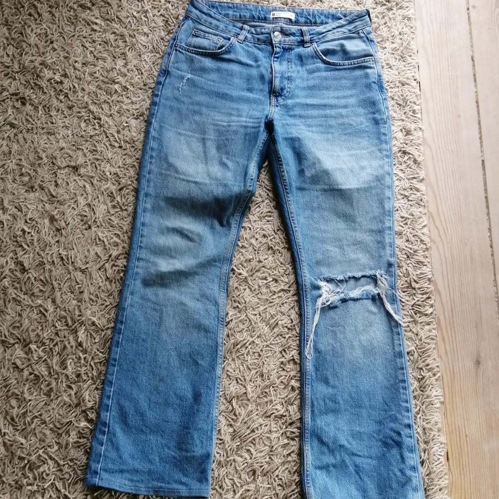 Oversized jeans från Ginatricot (flared) strl 40 längd? (Uppsydda och förlånga på mig 160) Använt skick. Meddela gärna vid frågor osv! Köparen betalar alltid frakten! 💘💘. Jeans & Byxor.