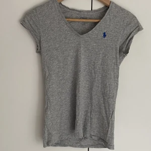 ralph lauren t-shirt - Fin nästan helt oanvänd ralph lauren t-shirt. Strl xs men passar S.