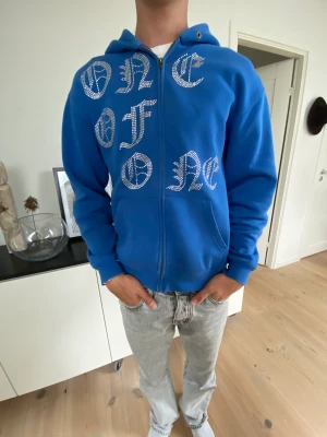 One Of One Hoodie - Säljer nu en extremt snygg One Of One hoodie, perfekt nu i slutet av sommaren! Storleken på den är S. Hoodien är i fint skick, finns ett par jättesmå fläckar (bilder på skickas privat). Tveka inte att höra av dig vid frågor och funderingar!