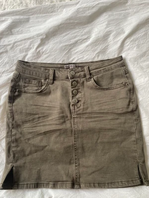 Kjol  - En kort kjol från sineerely loved. 