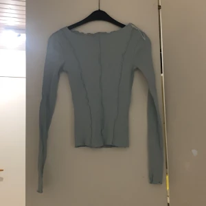 Tröja  - En tajt tröja i färgen ljus blå
