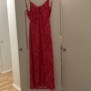 Klänning  - En fin sommarklänning. Den är aldrig använd, lappen sitter kvar 
