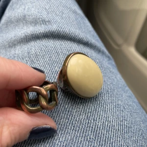 Ringar i mässing - ⚜️Två ringar i mässing. De är använda men fortfarande fina säljs för att de tyvärr var små för mig. Säljer båda för 40:- eller en för 25:- styck⚜️