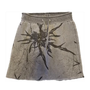 Kuyichi kjol - En cool grå kjol i mjukt tyg från Kuyichi! Det står ingen storlek i kjolen men jag skulle tro att den är runt 38/M