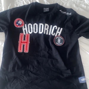 T-shirt - Använder inte den , jätte skön. Tröjan har inga skador 