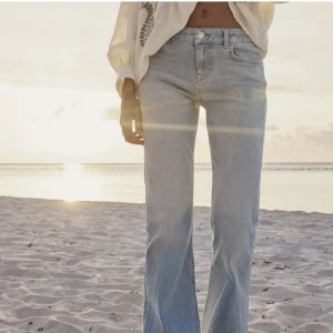 Low Waist bootcut zara jeans - Slutsålda lågmidjade jeans från zara. Helt nya med prislapp kvar! Kan skicka om tidigast nästa torsdag.  Skriv för mer frågor ❤️❤️ Nypris 400kr