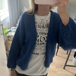 Kofta💙 - Stickad kofta från Lindex, köptes för 500kr❣️