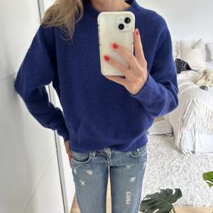 Blå stickad tröja från Zara i storlek s.  