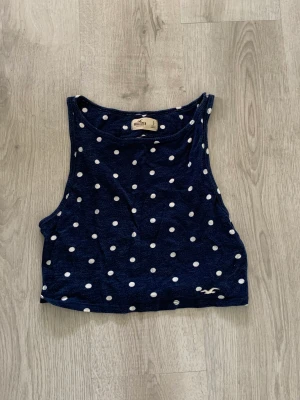 Linne - Marinblått linne med vita prickar å en snygg detalj i ryggen 