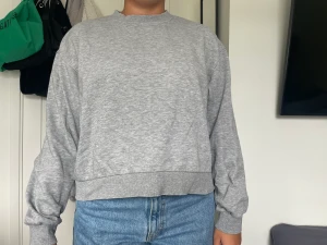 Basic tröja - Knappt använd, pris kan diskuteras! 