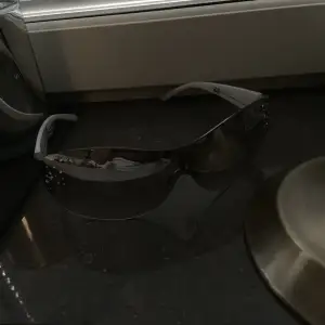 Ett par y2k solglasögon från H&M som aldrig använts 