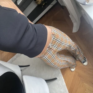 Vintage byxor - Säljer dessa oversized second hand byxor i burberry tyg. Köptes second hand för 450 kr och utgår inte från att de är äkta. Är osäker på storleken men jag är 175 cm lång och bär vanligtvis 36/38. Endast använda en gång. 🤍