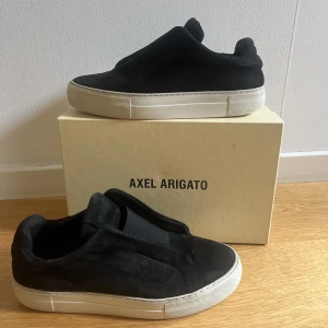 Axel Arigato skor! - Säljer dessa snygga fräscha skor som passar perfekt till hösten!  Rengjorda och relativt bra skick! 