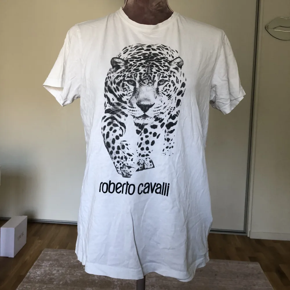 Roberto Cavalli T-shirt, mycket bra skick behöver strykas . T-shirts.