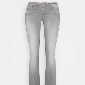 Low waist jeans - Säljer dessa super fina och populära lågmidjade bootcut jeansen. Använda några fåtal gånger. Köpta för 830kr från Zalandos hemsida och säljer för 500kr. Priset kan diskuteras. Storleken är 24/30 men dem är väldigt stretchiga.