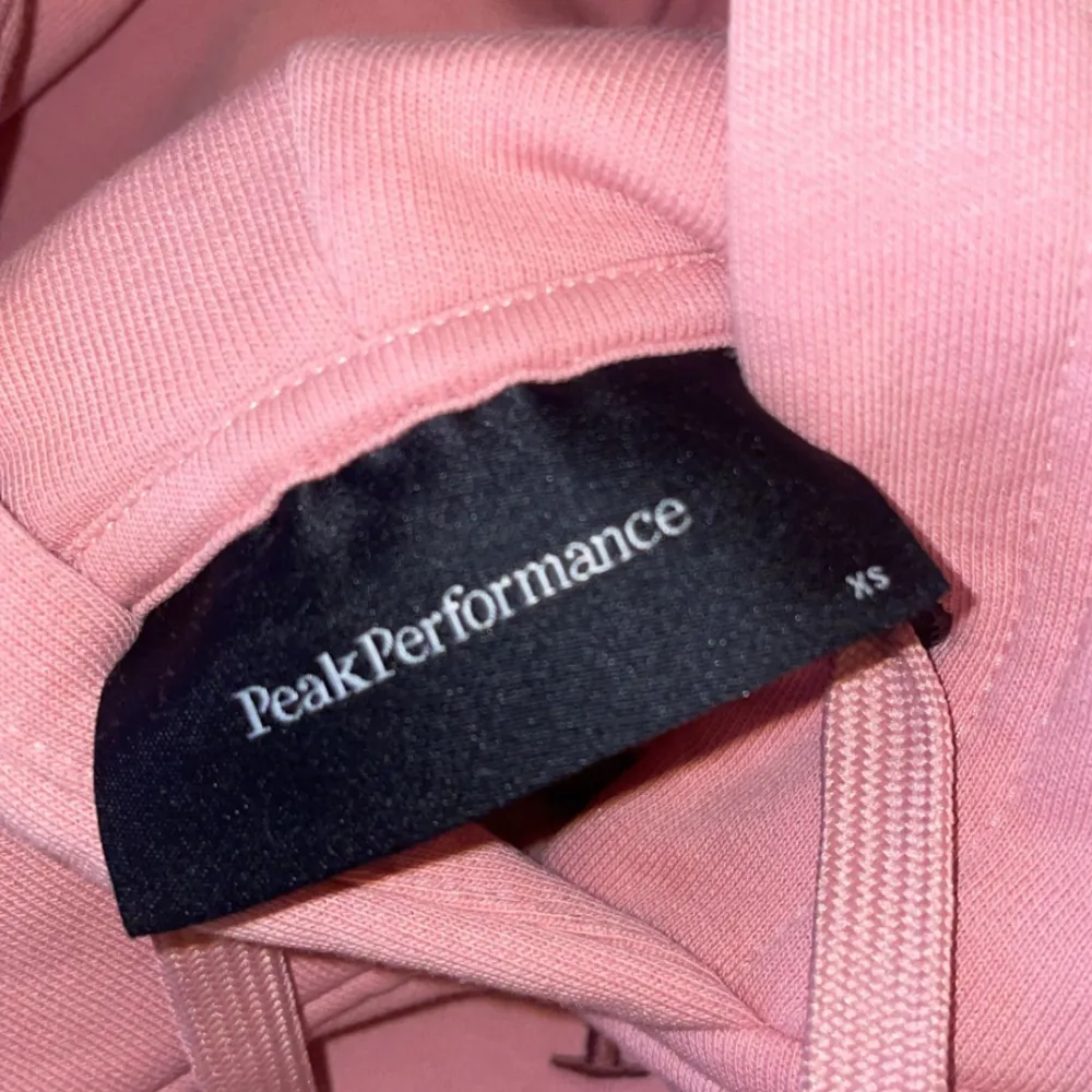 Jag säljer min rosa jättefina peak performance hoodie som är köpt på peak performance hemsida. Tröjan är bara testad en gång pågrund av att jag hade tagit av prislappen innan jag hade provat den och den då var för kort i armarna. Den är köpt för 1300. . Hoodies.